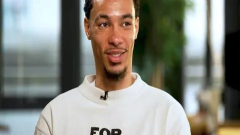 库里因背伤缺席对阵雄鹿比赛